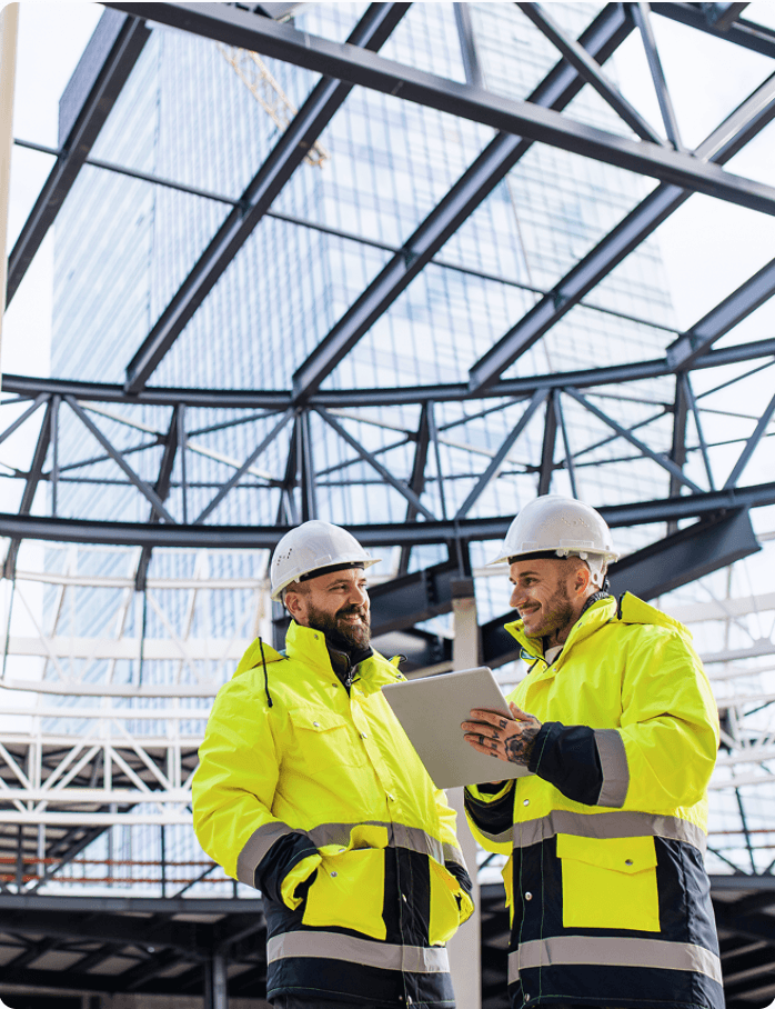 Zwei Arbeitsschutzexperten auf einer Baustelle